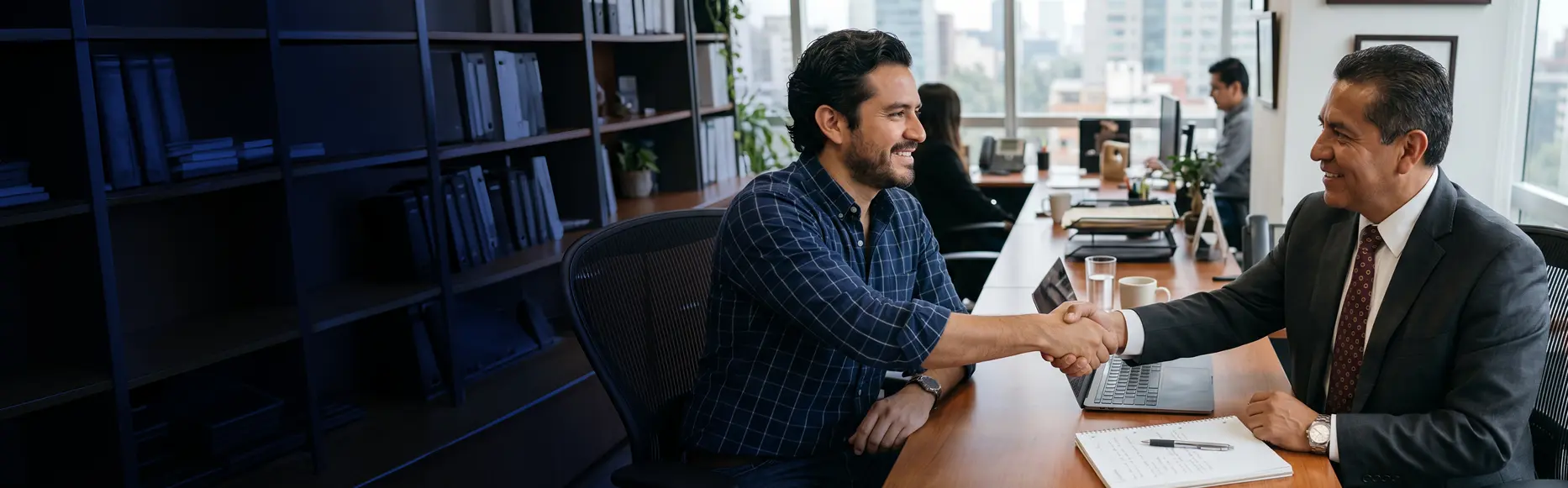 Personas negociando esquemas de financiamiento para maquinaria