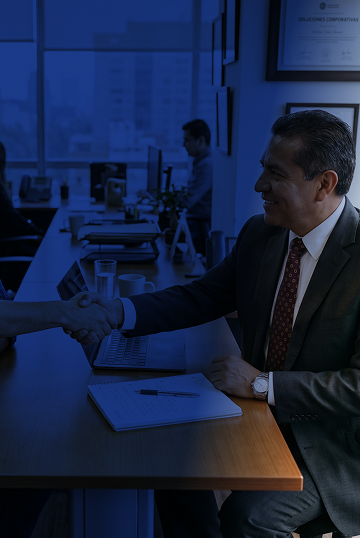 Personas negociando esquemas de financiamiento para maquinaria
