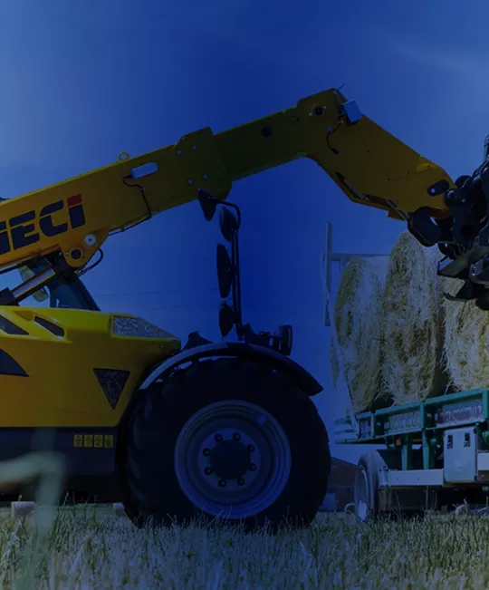 Manipulador telescópico Dieci cargando material de construcción en obra