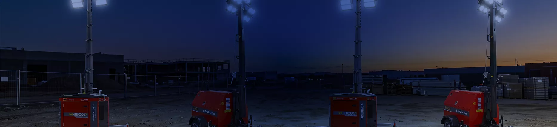 Torres de iluminación Himoinsa encendidas para trabajos nocturnos en obra
