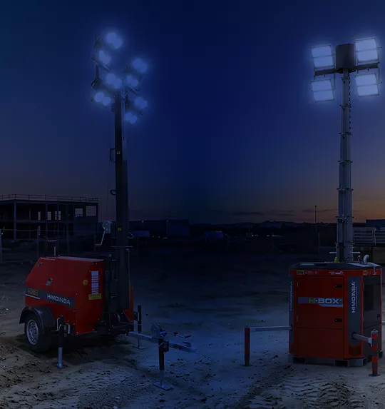 Torres de iluminación Himoinsa encendidas para trabajos nocturnos en obra