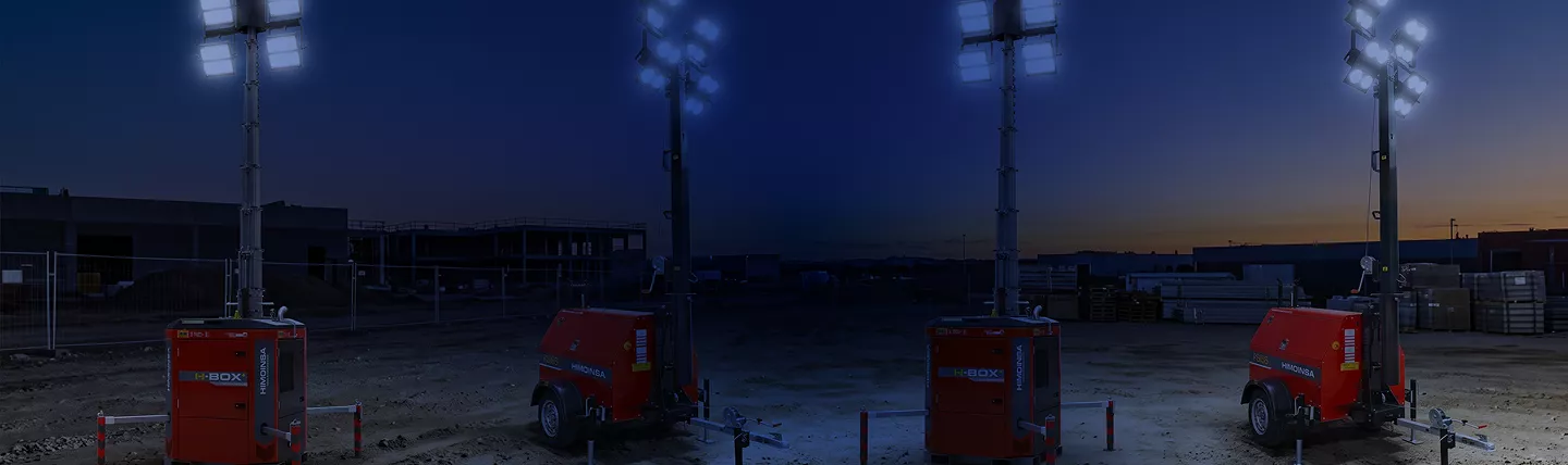 Torres de iluminación Himoinsa encendidas para trabajos nocturnos en obra