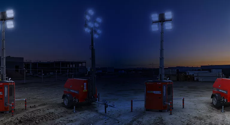 Torres de iluminación Himoinsa encendidas para trabajos nocturnos en obra