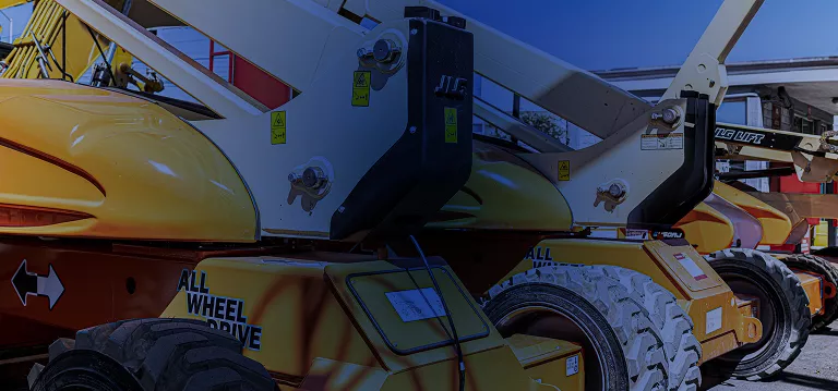 Plataformas de elevación articuladas y telescópicas marca JLG para trabajo en altura