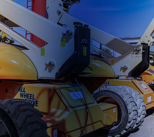 Plataformas de elevación articuladas y telescópicas marca JLG para trabajo en altura